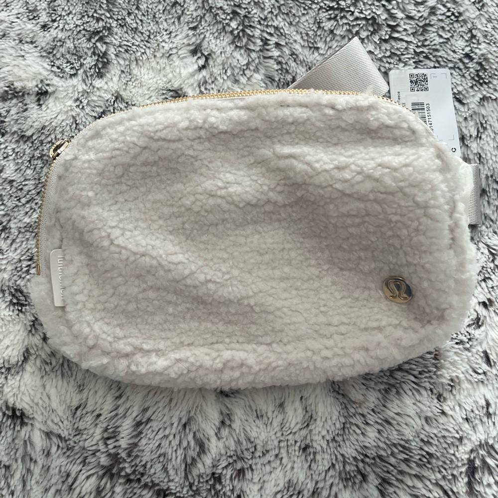 NWT Lululemon Athletica White Sherpa Crossbody Bag
